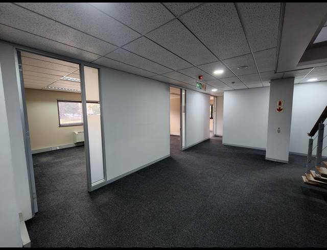 1,036M² OFFICE TO LET IN PINELANDS